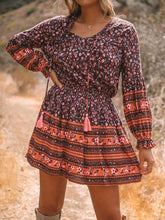 Bedrucktes Freizeitkleid mit V-Ausschnitt und hoher Taille